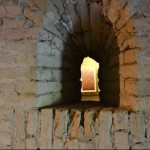 Une petite lucarne à travers laquelle on peut apercevoir l'intérieur de la tour. / A small window through which we can perceive the inside of the tower.